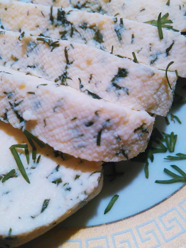 Domowy ser Adyghe z ziołami zgodnie z dietą Dukana