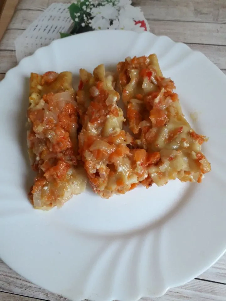 Dideli cannelloni įdaryti makaronai su faršu troškinti grietinėlėje - keptuvėje