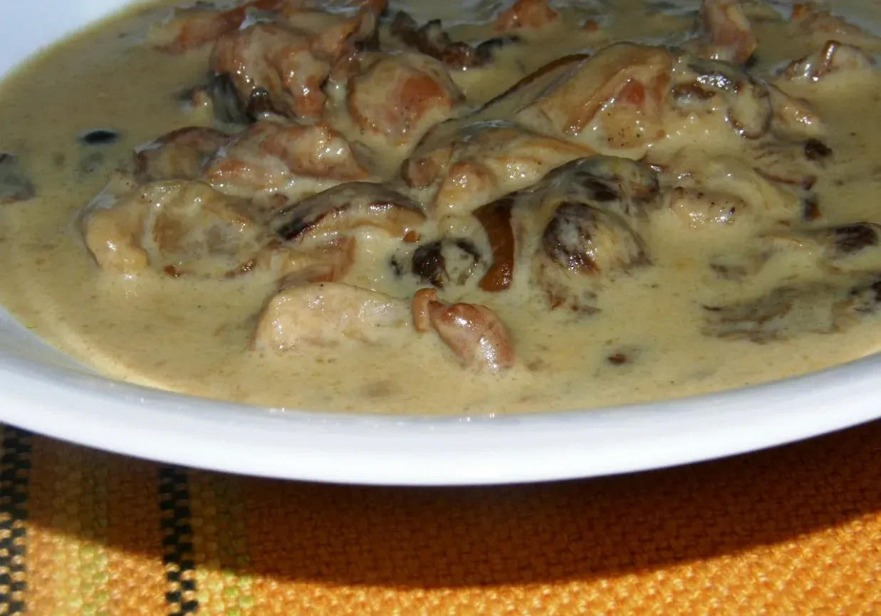 Troškinta triušiena su pievagrybiais ir grietinėle