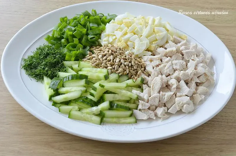 Lengvos salotos su virta vištiena, kiaušiniais, agurkais ir padažu