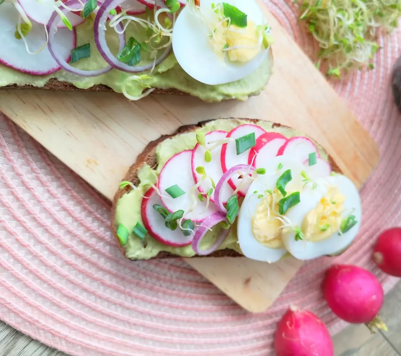Sumuštiniai su avokadu, virtais kiaušiniais ir ridikėliais