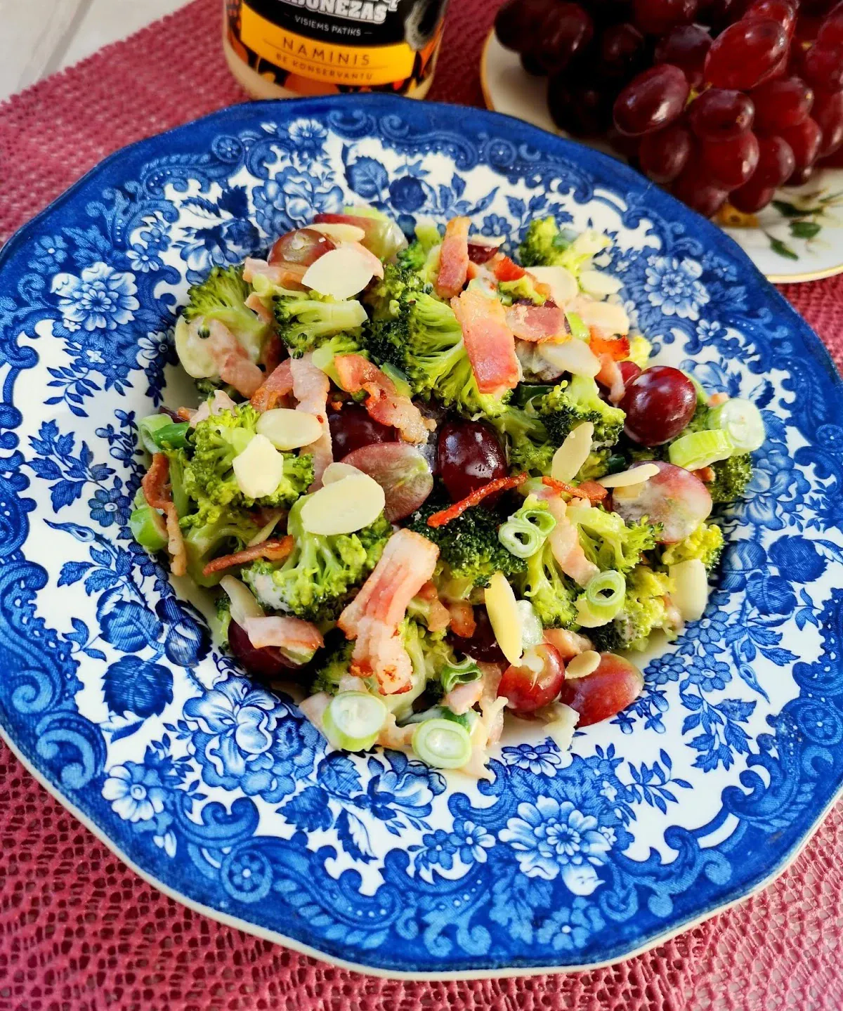 Brokolių salotos su šonine, vynuogėmis be sėklų ir migdolais