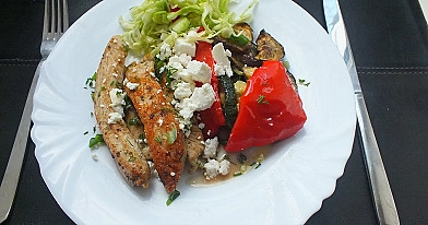 Keptos kalakutienos filė juostelės su feta ir Provanso daržovėmis orkaitėje