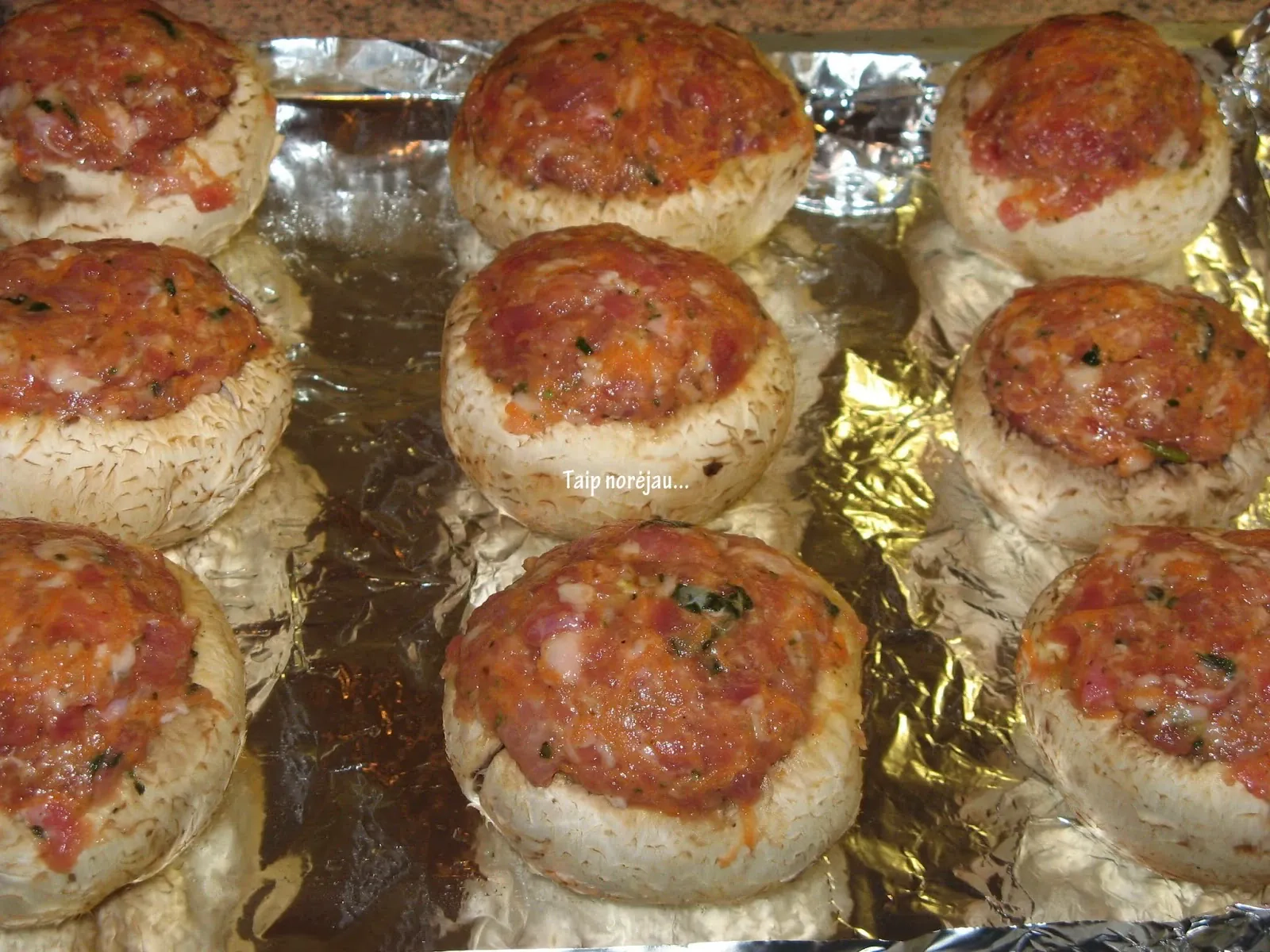 Malta kiauliena, morkomis ir svogūnais įdaryti pievagrybiai