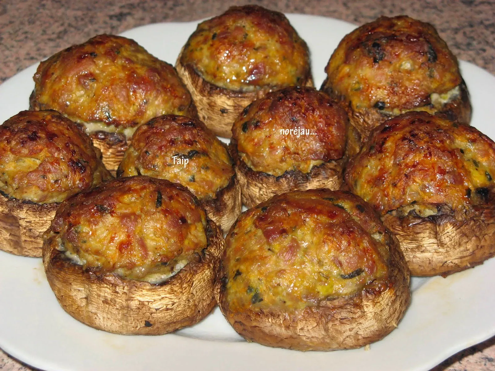 Malta kiauliena, morkomis ir svogūnais įdaryti pievagrybiai