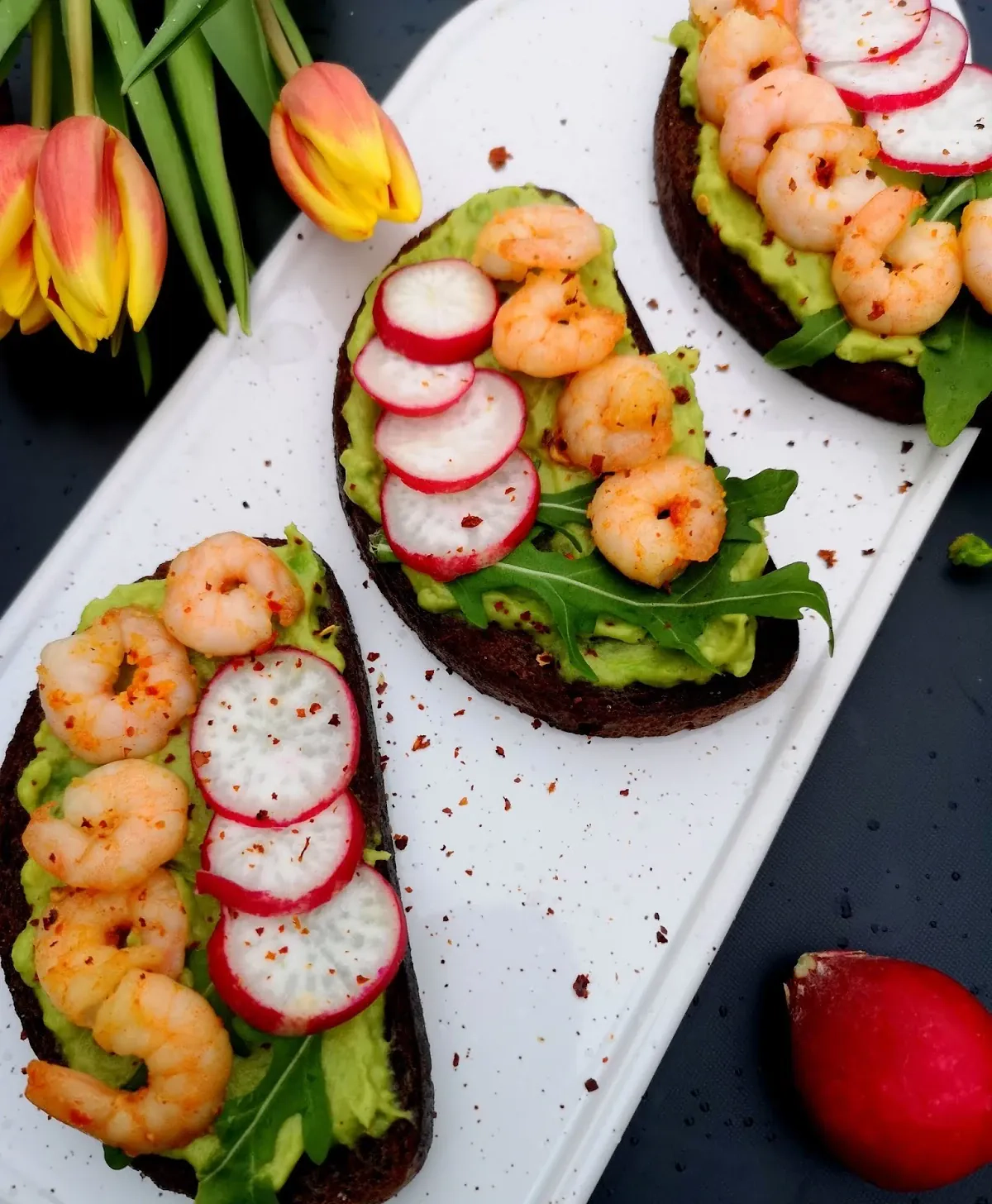 Juodos duonos sumuštiniai su marinuotomis krevetėmis, avokadais ir ridikėliais