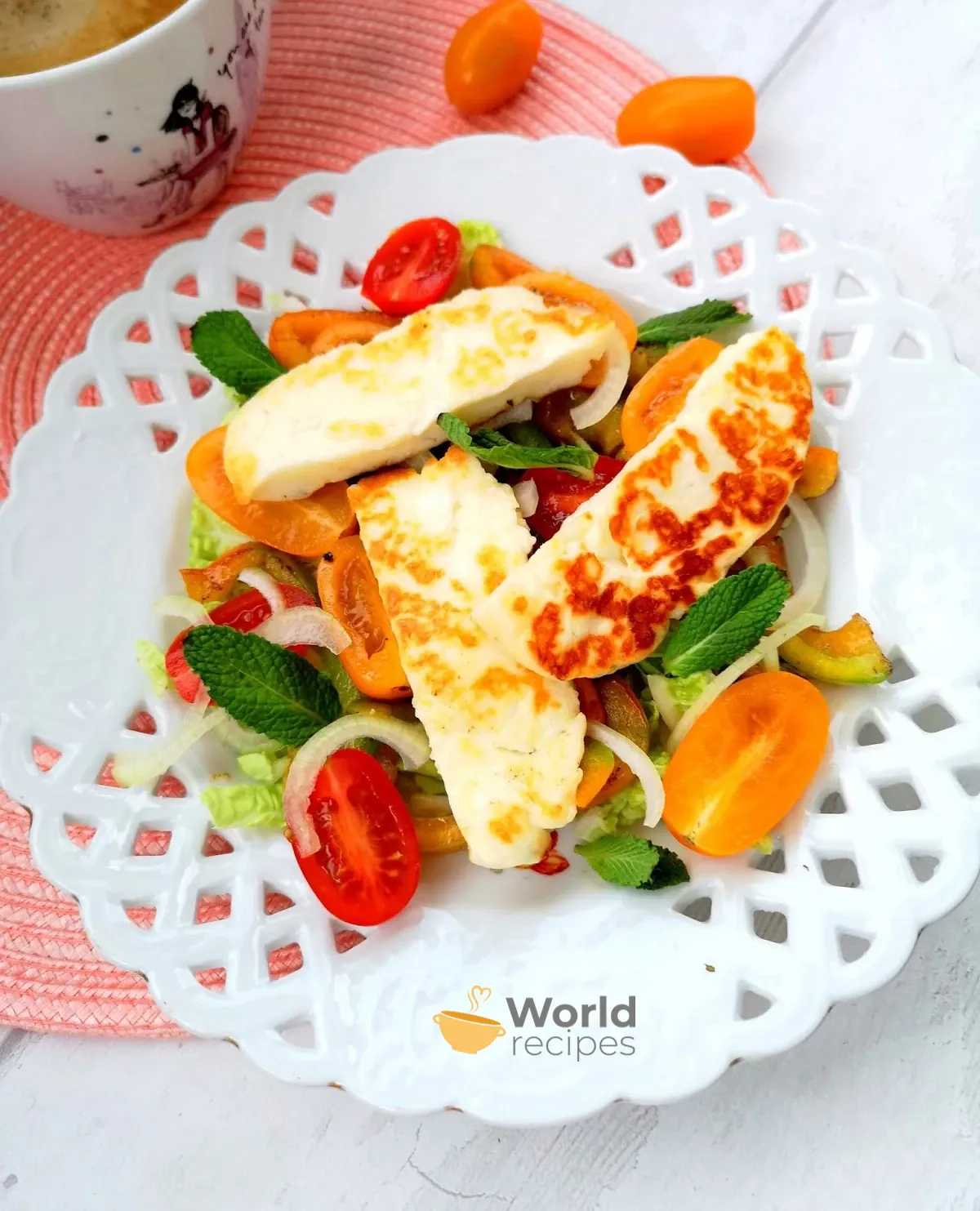Karštos Halloumi sūrio salotos su pomidorais ir paprikomis
