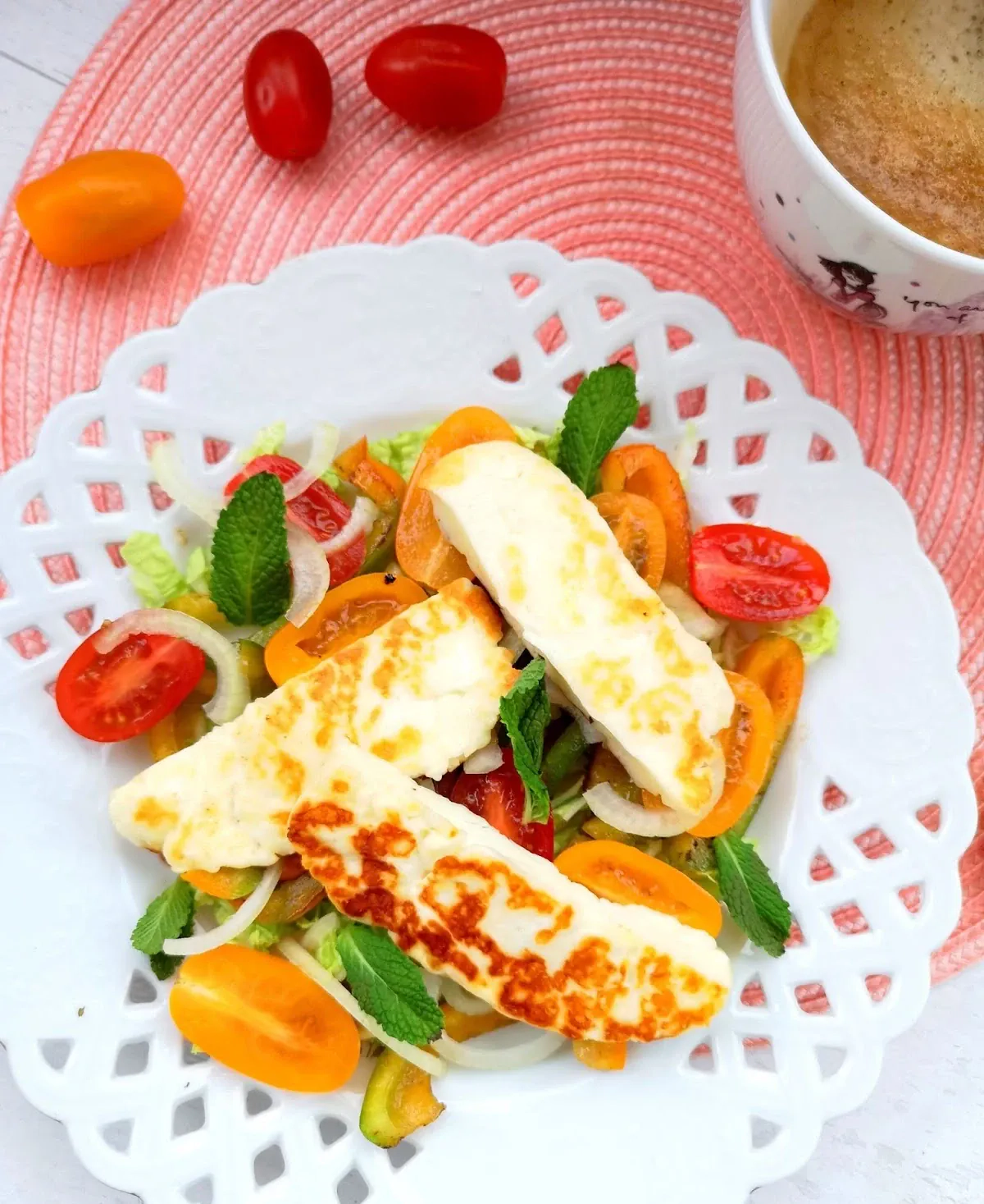 Karštos Halloumi sūrio salotos su pomidorais ir paprikomis Karštos Halloumi sūrio salotos su pomidorais ir paprikomis