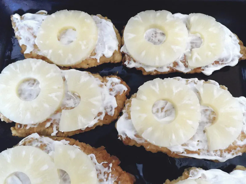 Vištienos kepsniai su ananasais ir sūriu