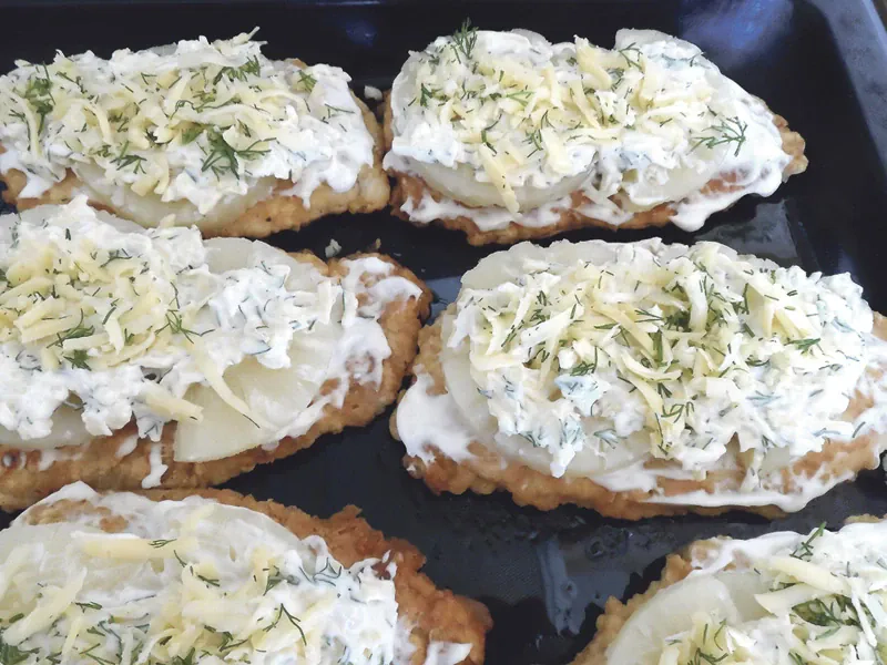 Vištienos kepsniai su ananasais ir sūriu