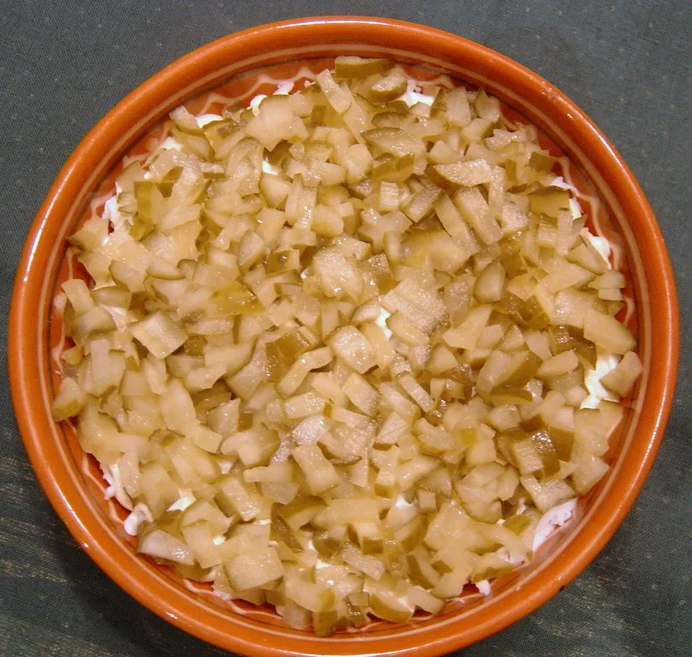 Sluoksniuotos tuno salotos su morkomis, kiaušiniais ir raugintais agurkais