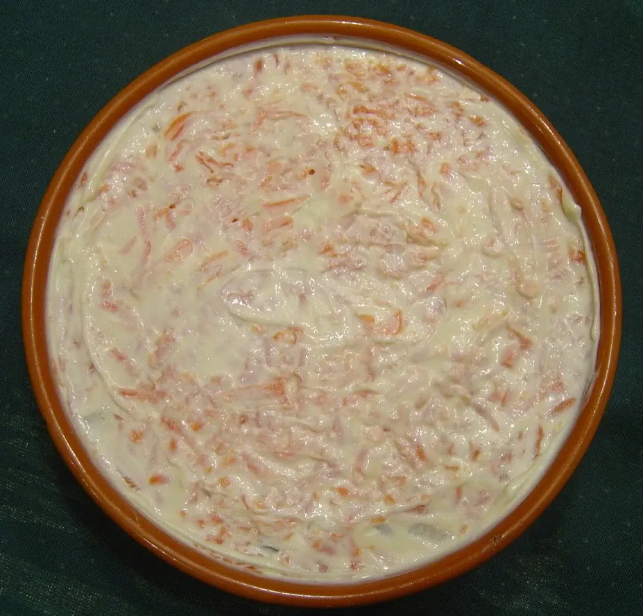 Sluoksniuotos tuno salotos su morkomis, kiaušiniais ir raugintais agurkais