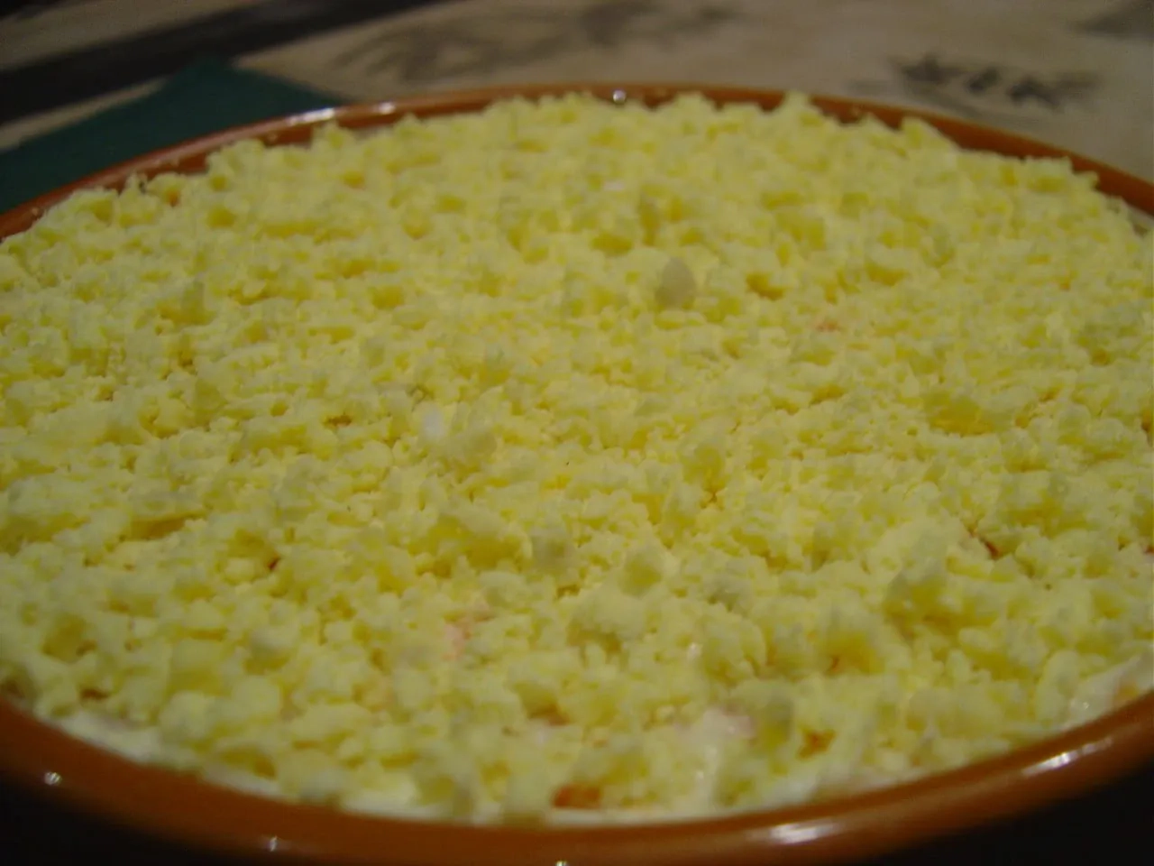 Sluoksniuotos tuno salotos su morkomis, kiaušiniais ir raugintais agurkais