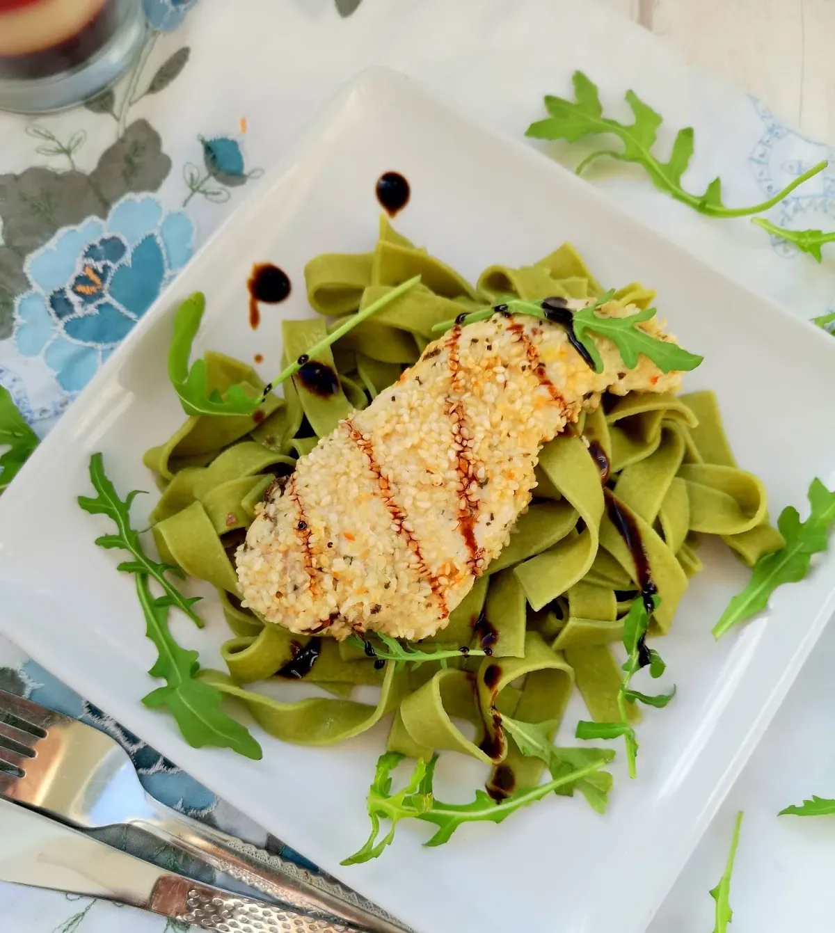 Keptuvėje kepta triušienos filė su sezamo sėklomis