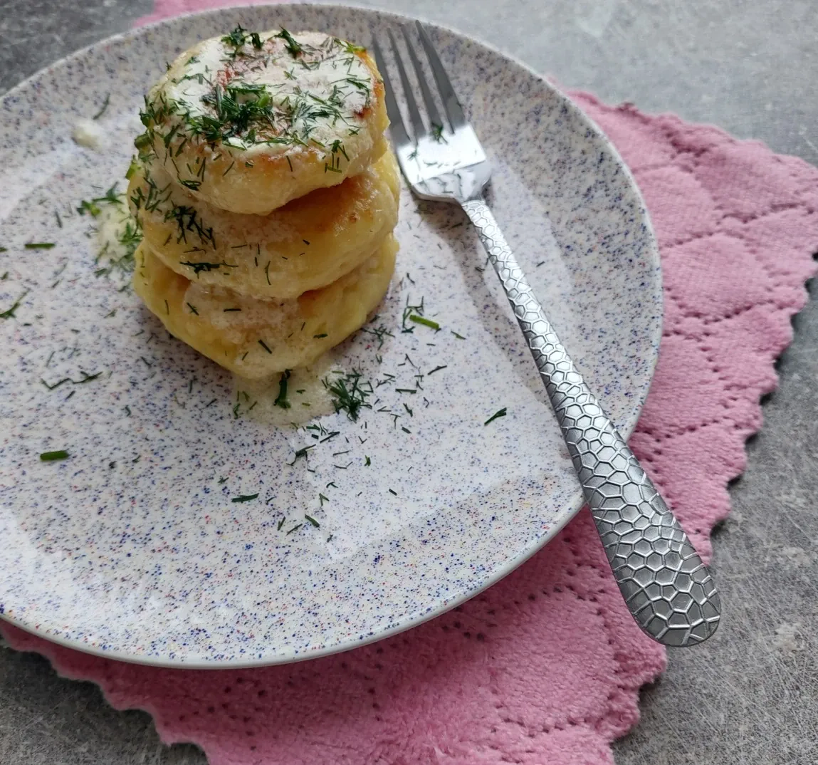 Virtų bulvių paplotėliai su varške ir grietinės-sviesto padažu