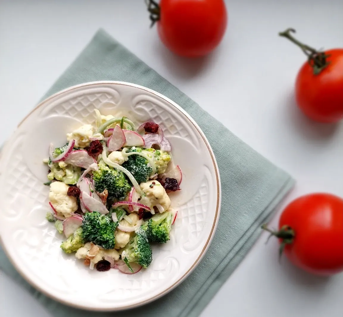 Gaivios brokolių, ridikėlių ir kalafioro salotos su majonezu padažu