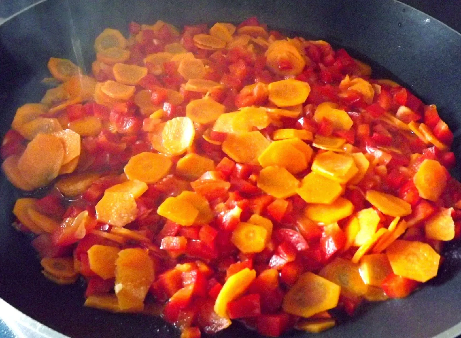 Vištiena su konservuotais ananasais, paprikomis, morkomis ir medumi