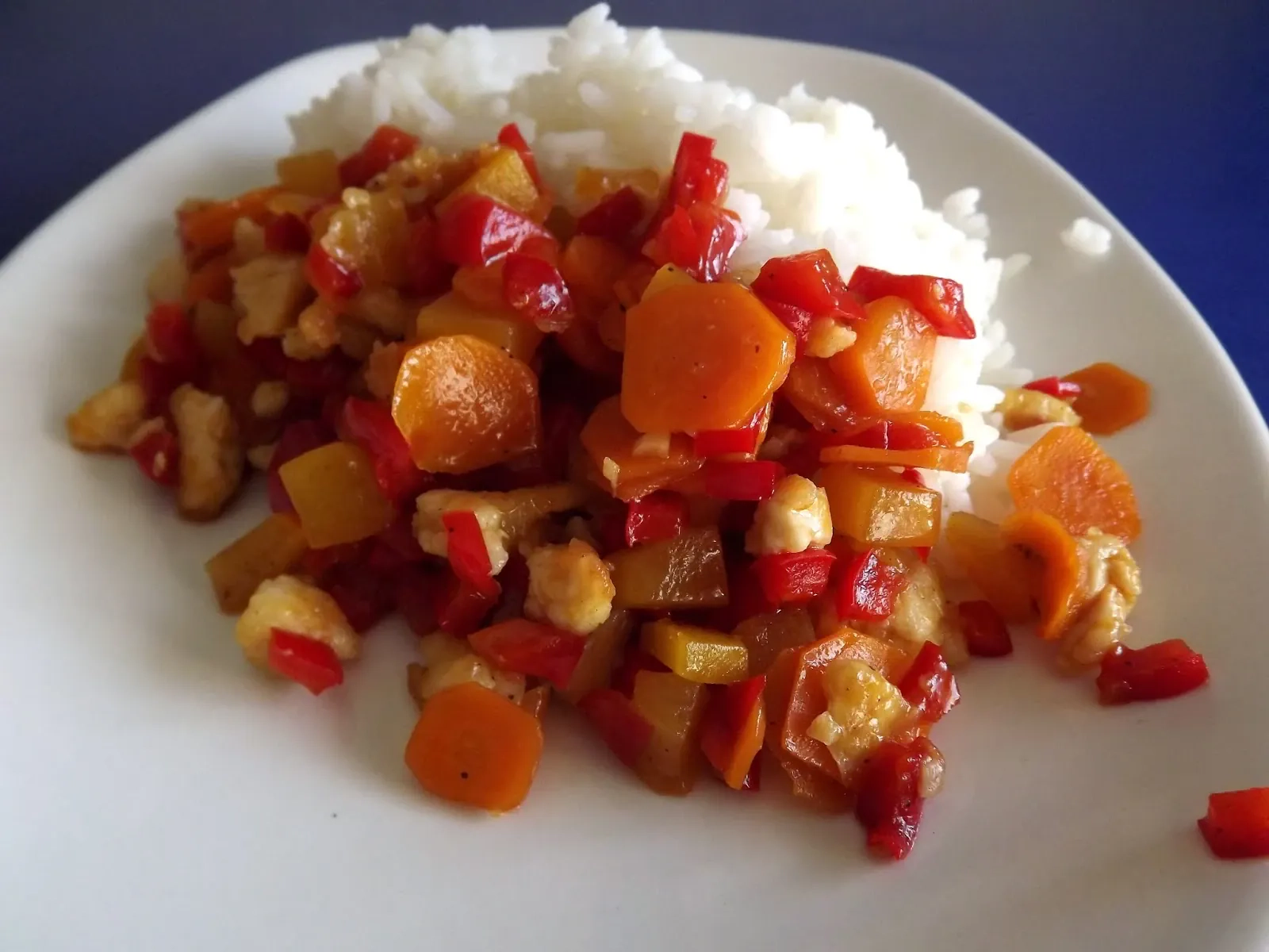 Vištiena su konservuotais ananasais, paprikomis, morkomis ir medumi