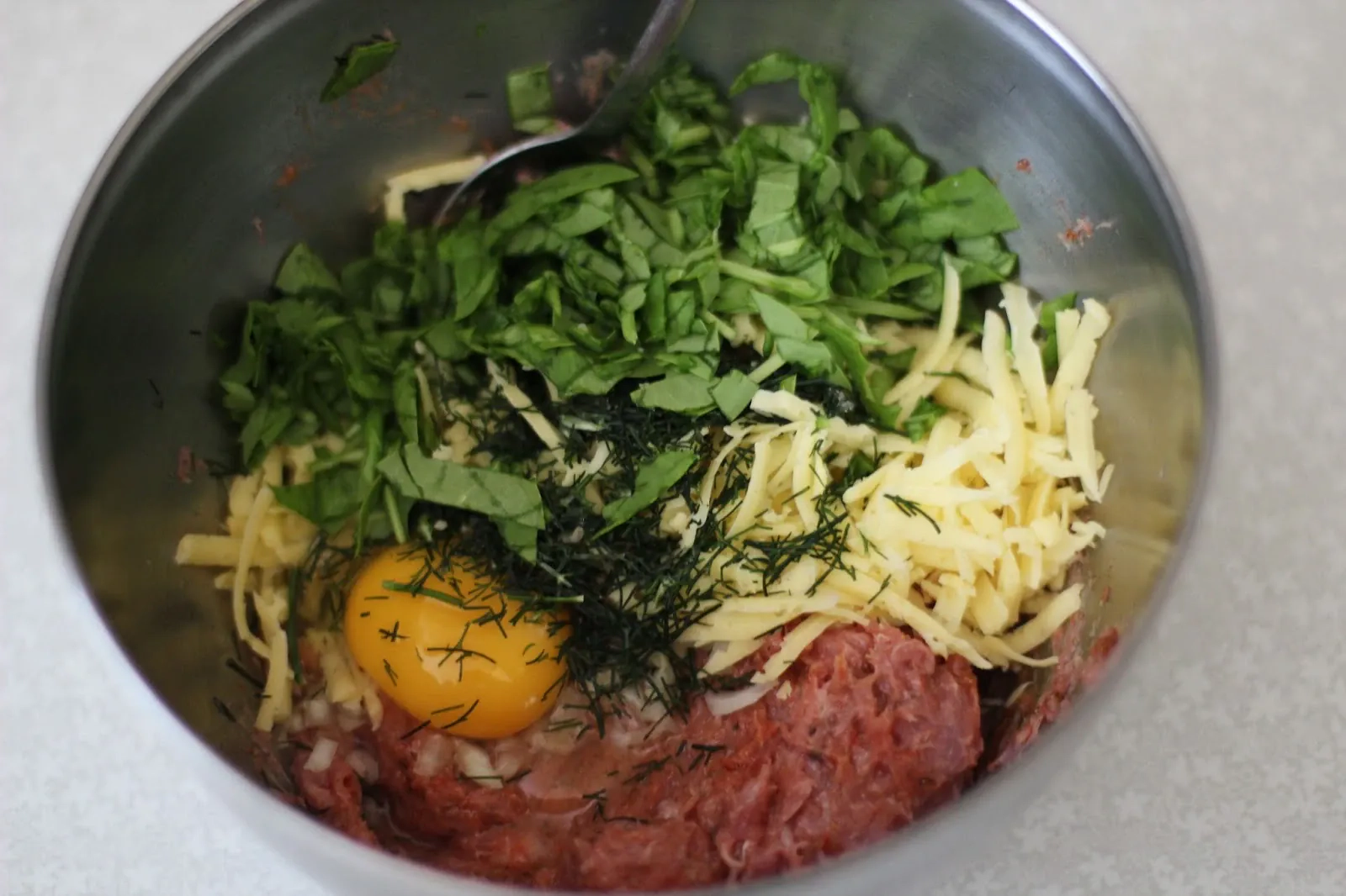 Troškinti vištienos kulšelių mėsos maltinukai su sūriu ir špinatais