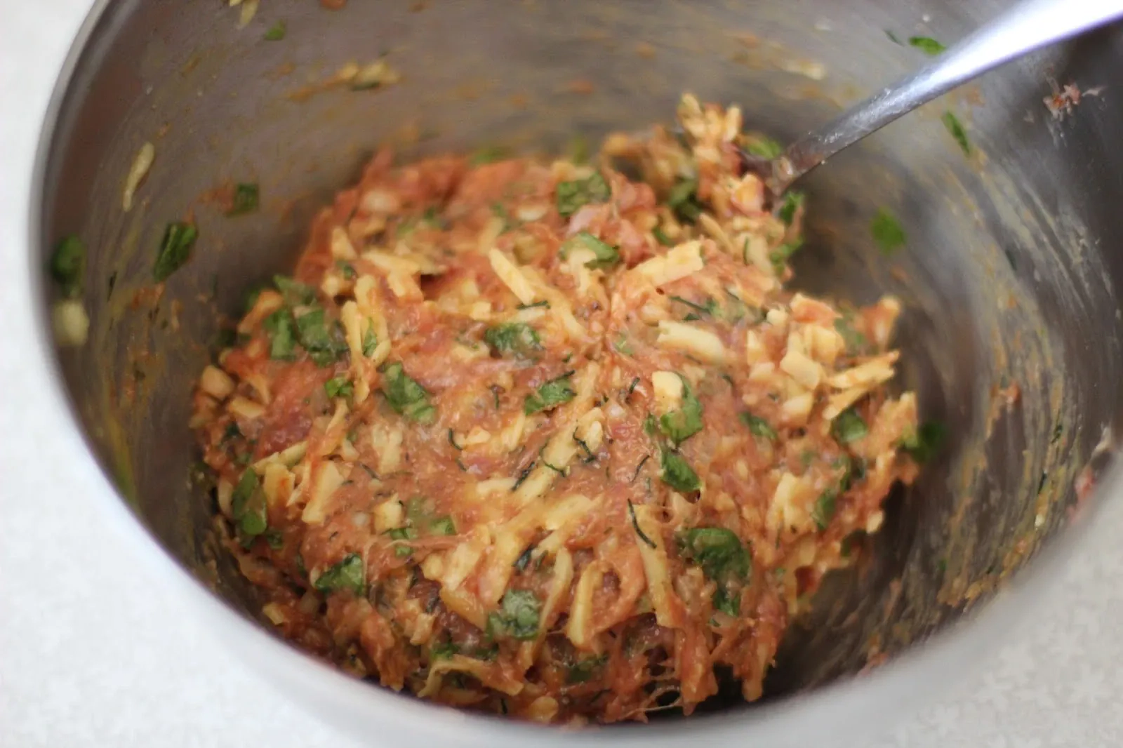 Troškinti vištienos kulšelių mėsos maltinukai su sūriu ir špinatais