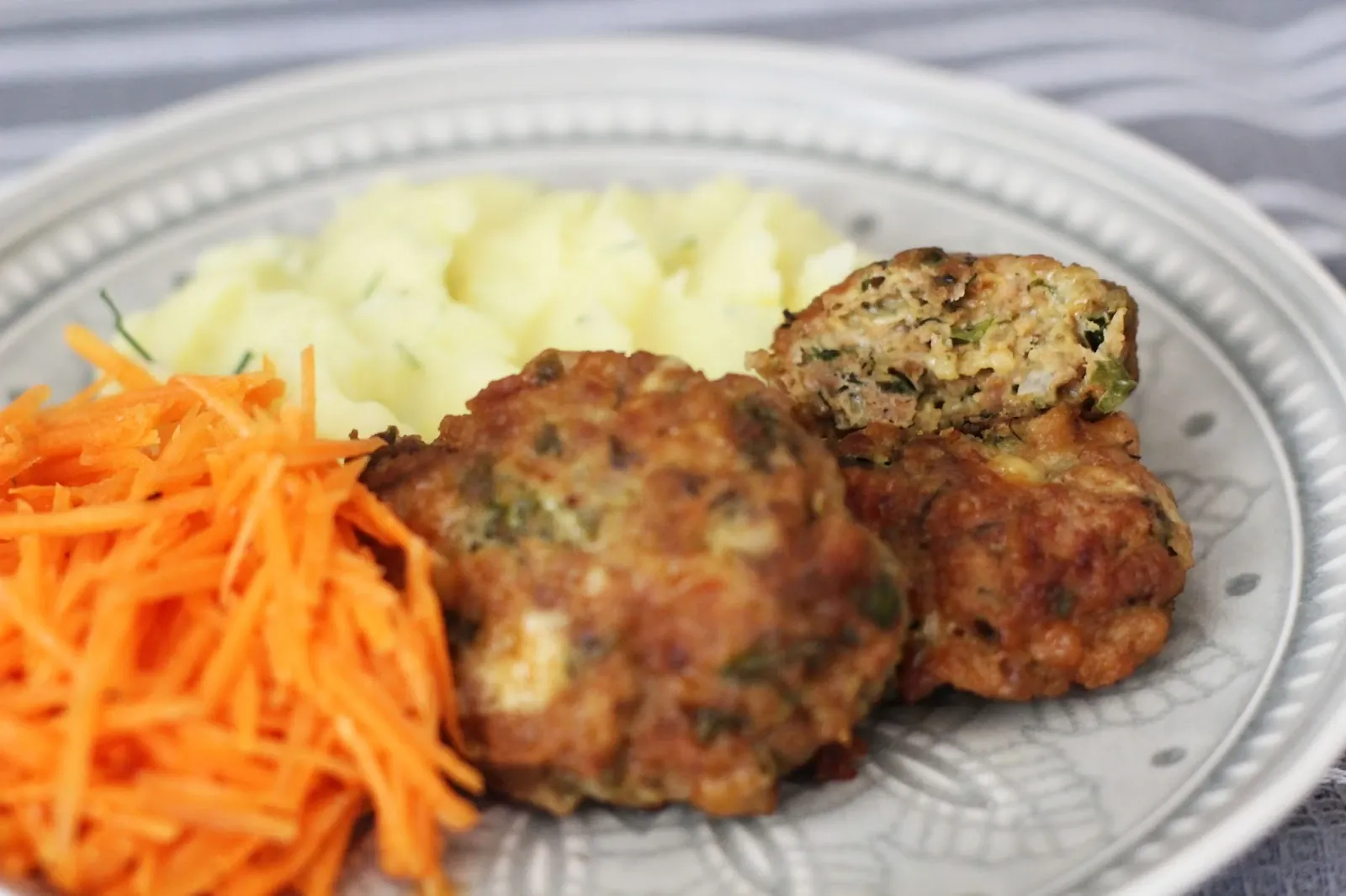 Troškinti vištienos kulšelių mėsos maltinukai su sūriu ir špinatais