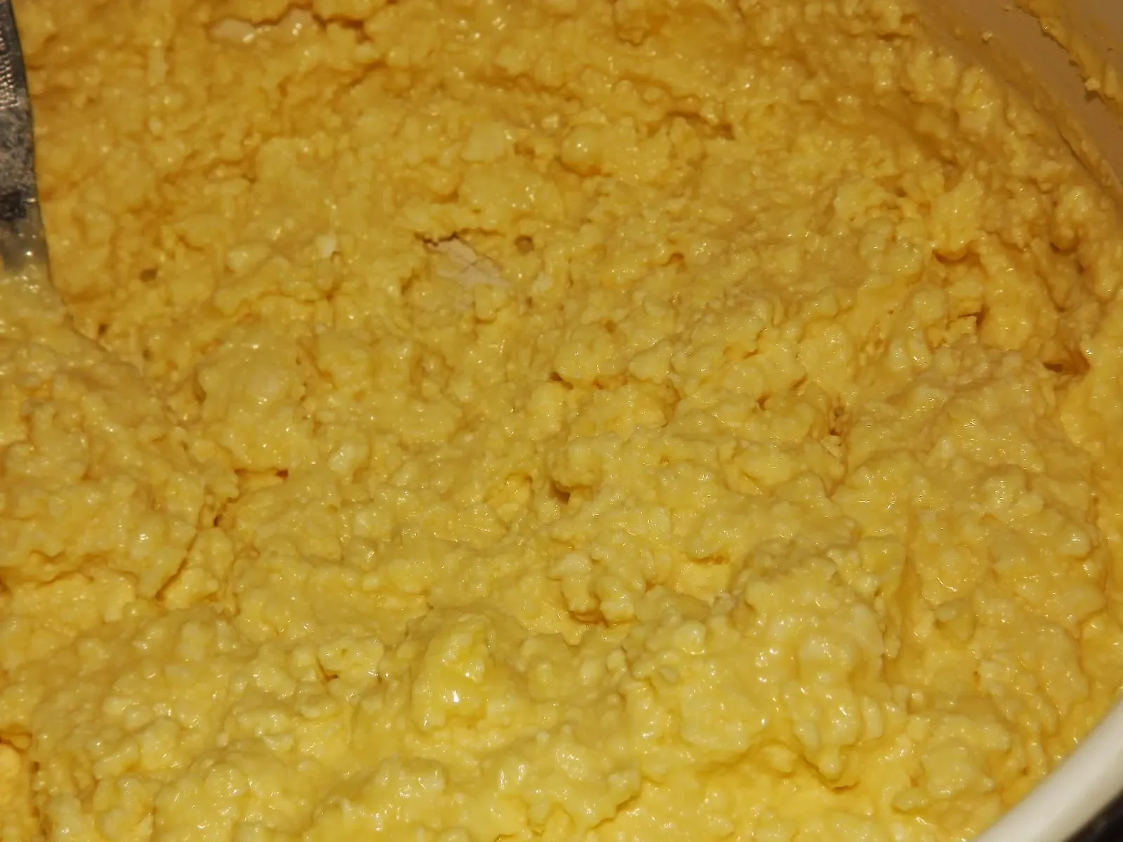 Paprastas drėgnas kakavinis obuolių ir varškės pyragas