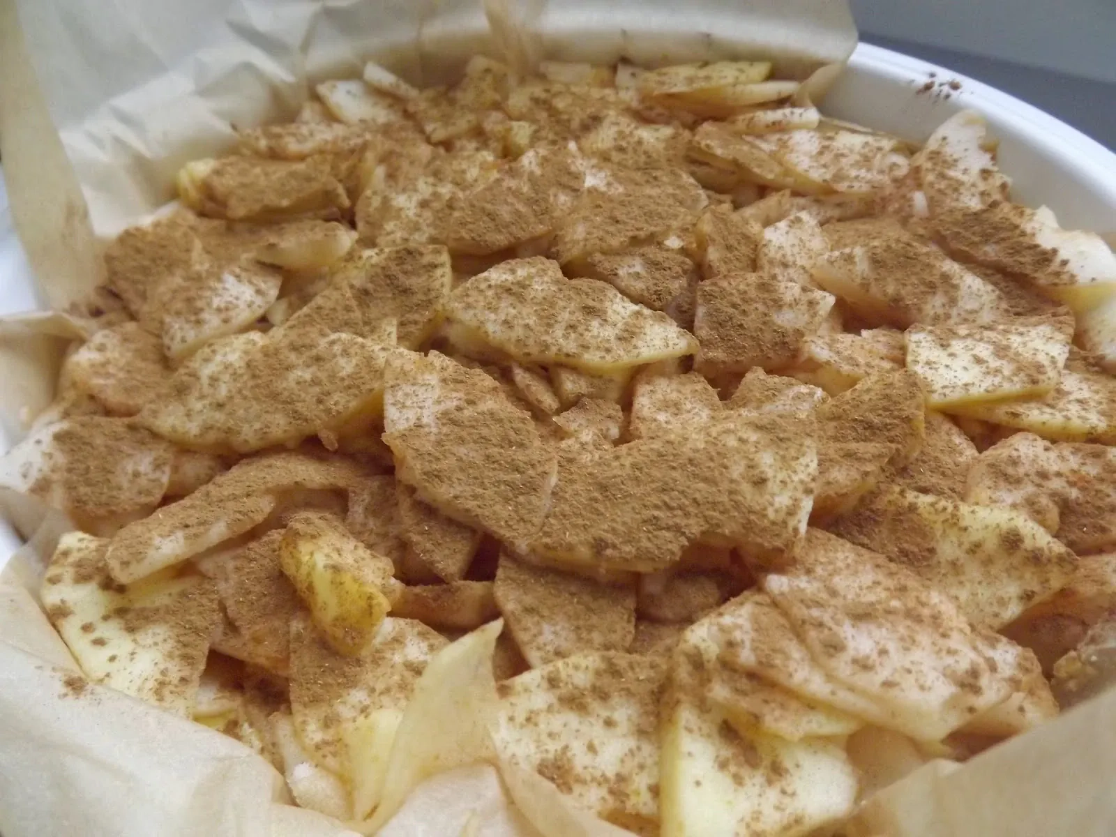 Paprastas drėgnas kakavinis obuolių ir varškės pyragas