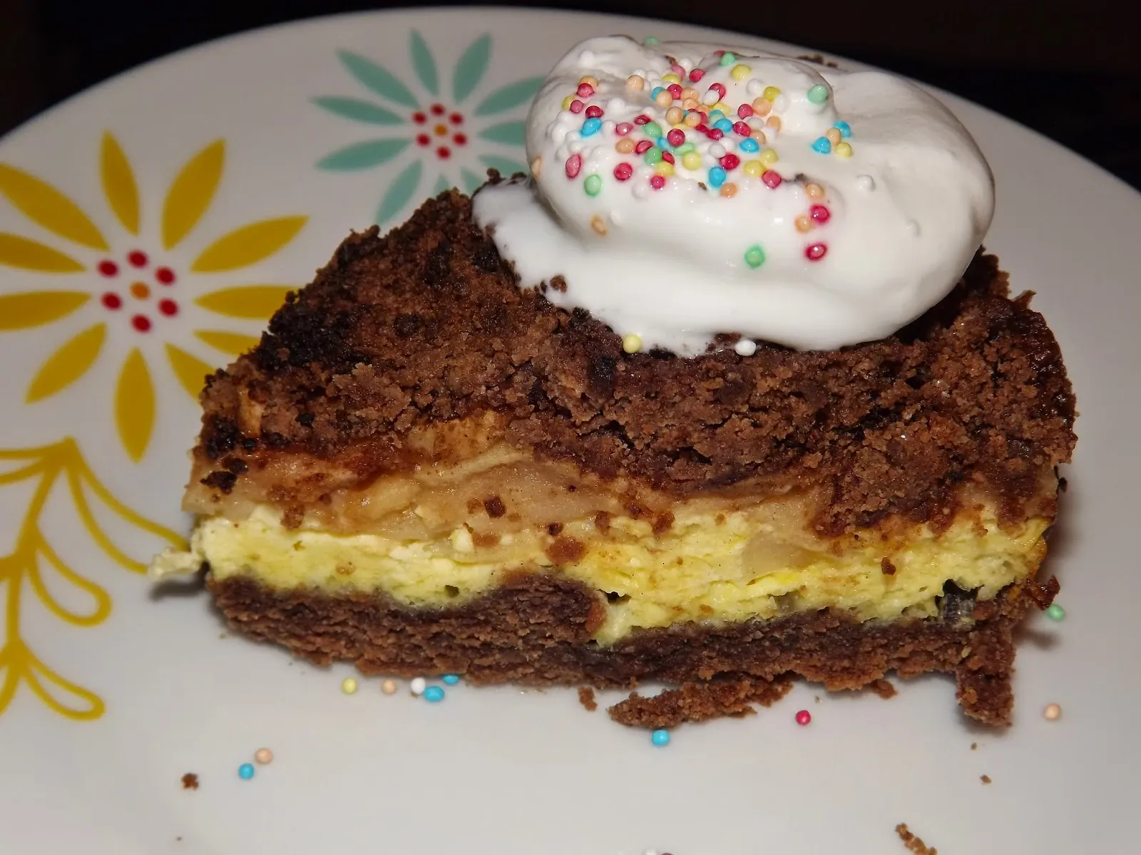 Paprastas drėgnas kakavinis obuolių ir varškės pyragas