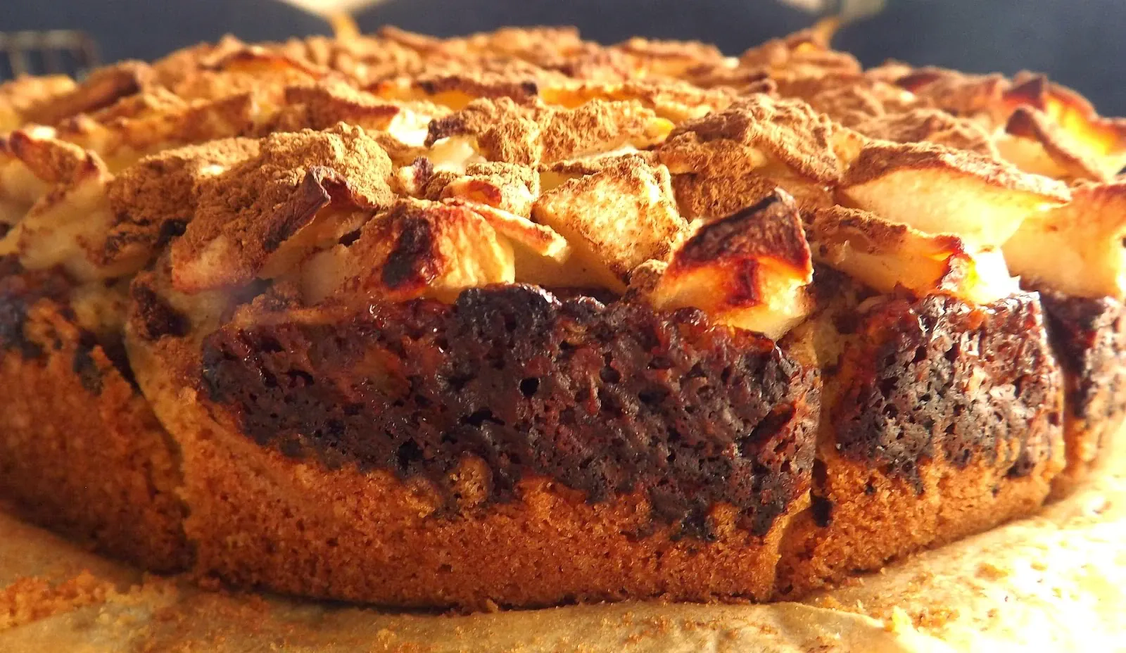 Obuolių pyragas su kakaviniu varškės sluoksniu