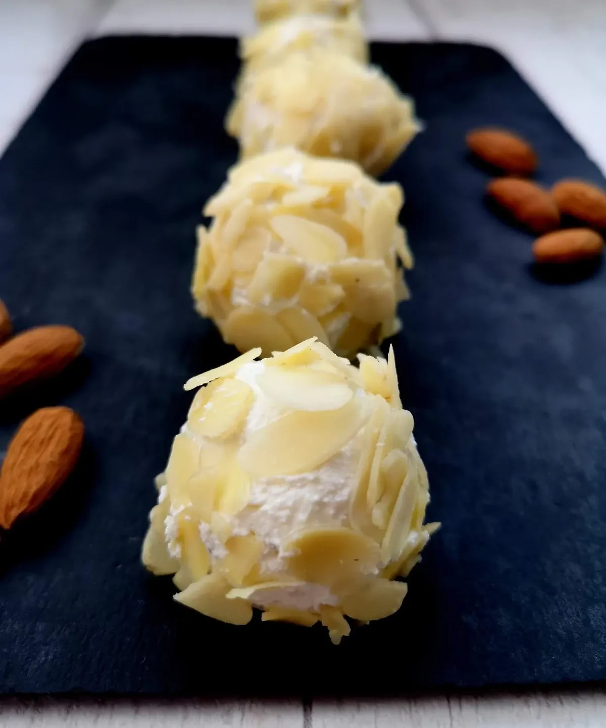 Ožkų sūrio kamuoliukai su alyvuogėmis ir migdolų drožlėmis