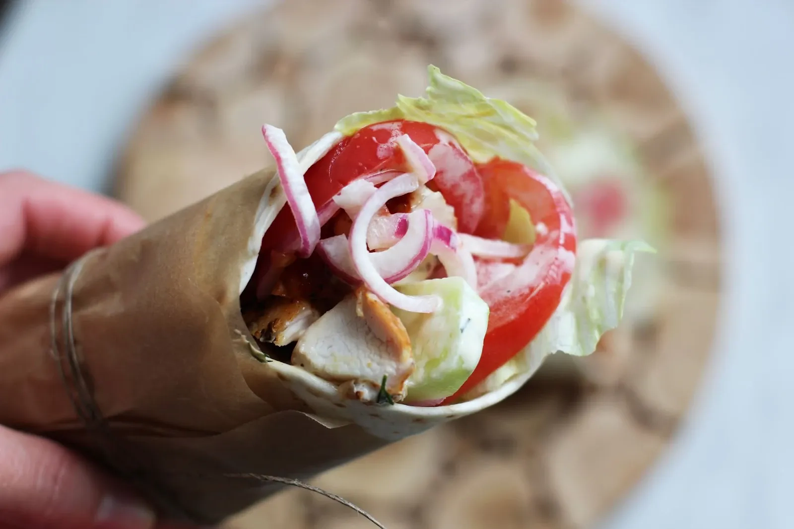 Tortilijos su mėsa, daržovėmis ir skaniu padažu