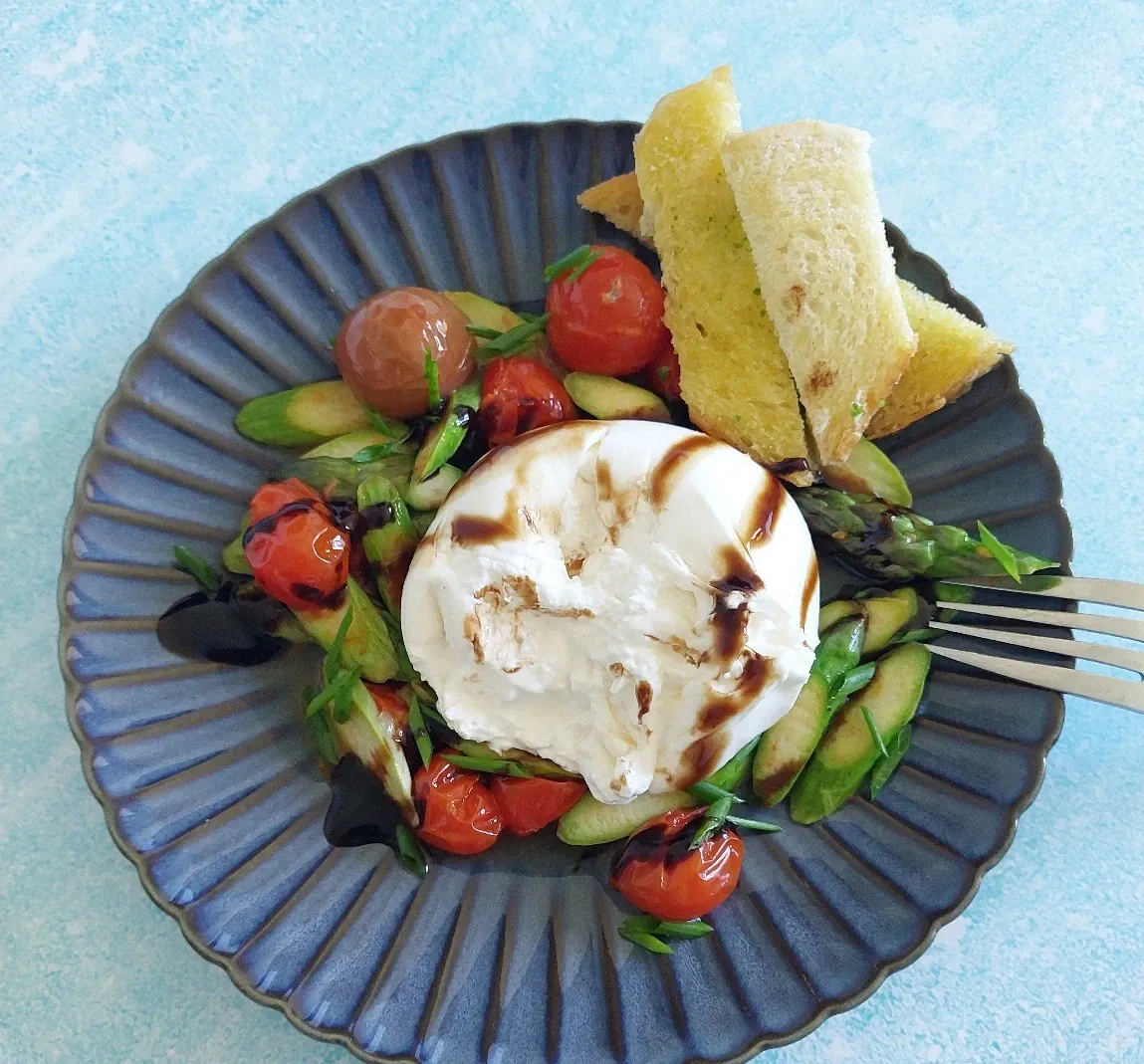 Smidrai su vyšniniais pomidoriukais ir burrata sūriu