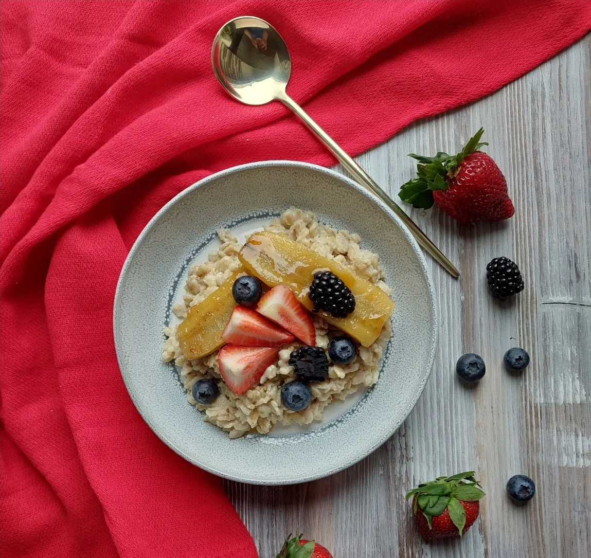 Saldi avižinių dribsnių košė su karamelizuotais bananais