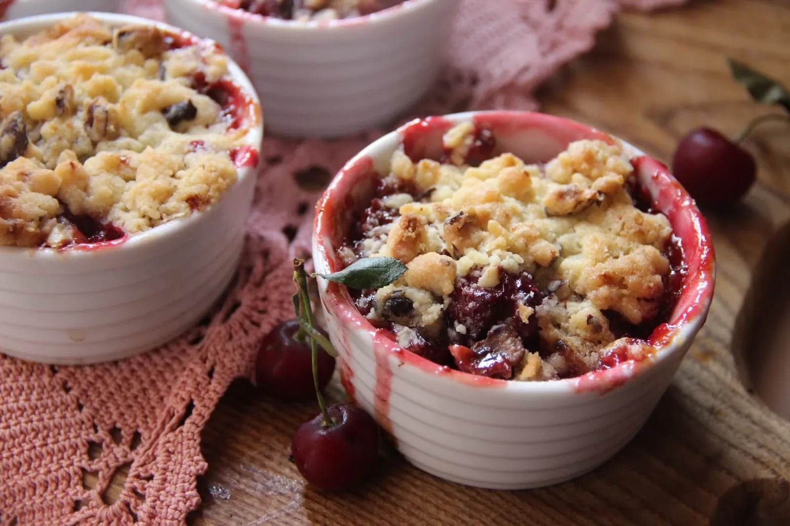 Trupininis pyragas su vyšniomis ir riešutais indeliuose