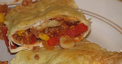 Tortillas ar siera mērci un malto gaļu
