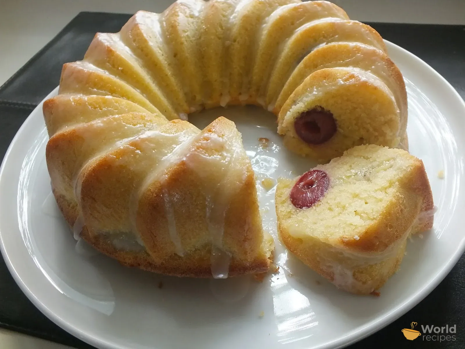 Paprastas keksas su vyšniomis ir bananais