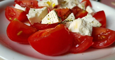 Feta su pomidorais - greitas ir sveikas užkandis!