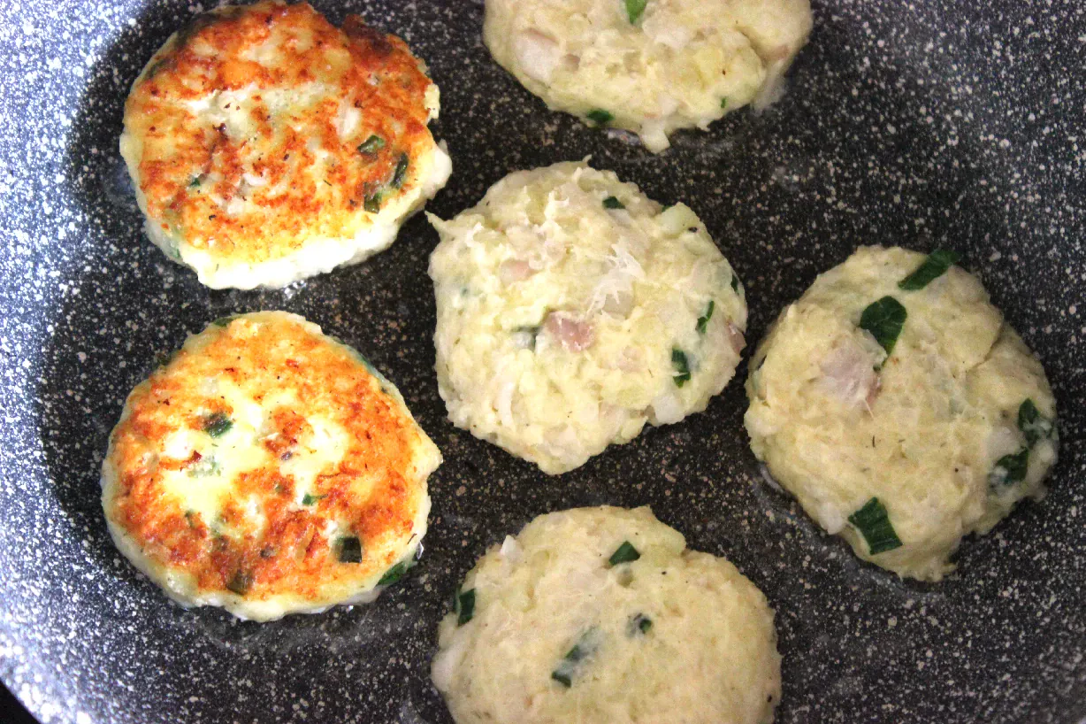 Žuvies ir bulvių kotletai su svogūnų laiškais