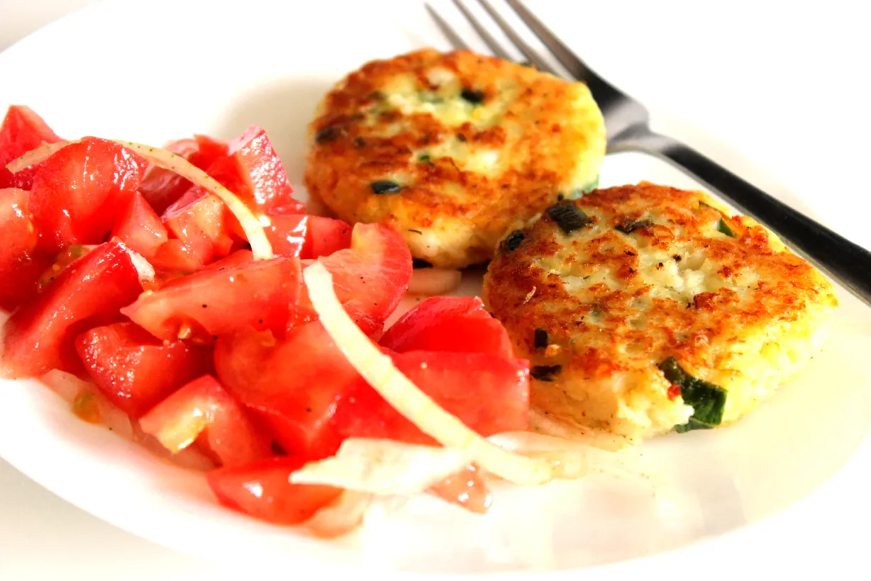 Žuvies ir bulvių kotletai su svogūnų laiškais