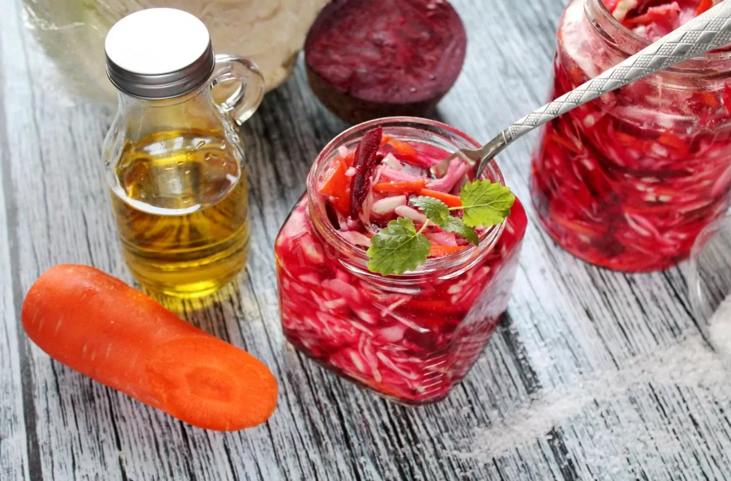 Przekąska kapustna z marchewką i burakami