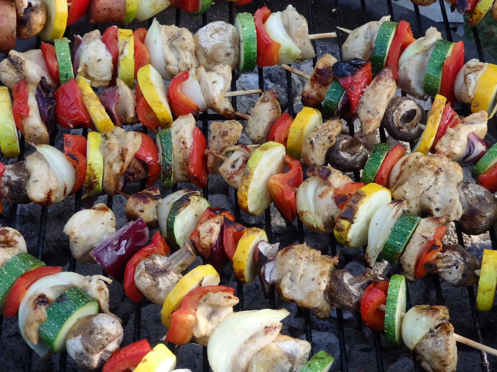 Kolorowe szaszłyki z kurczaka z warzywami
