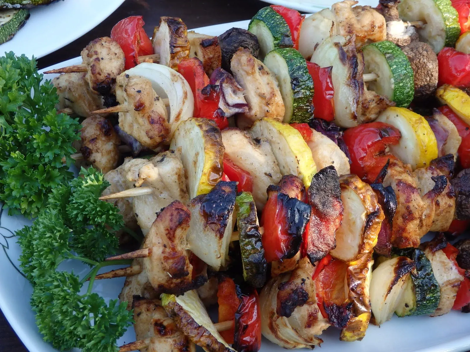 Kolorowe szaszłyki z kurczaka z warzywami