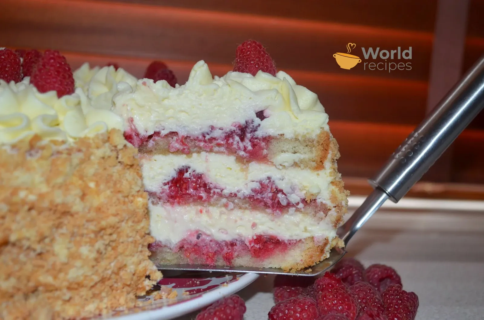 Tort malinowy z mascarpone i białą czekoladą