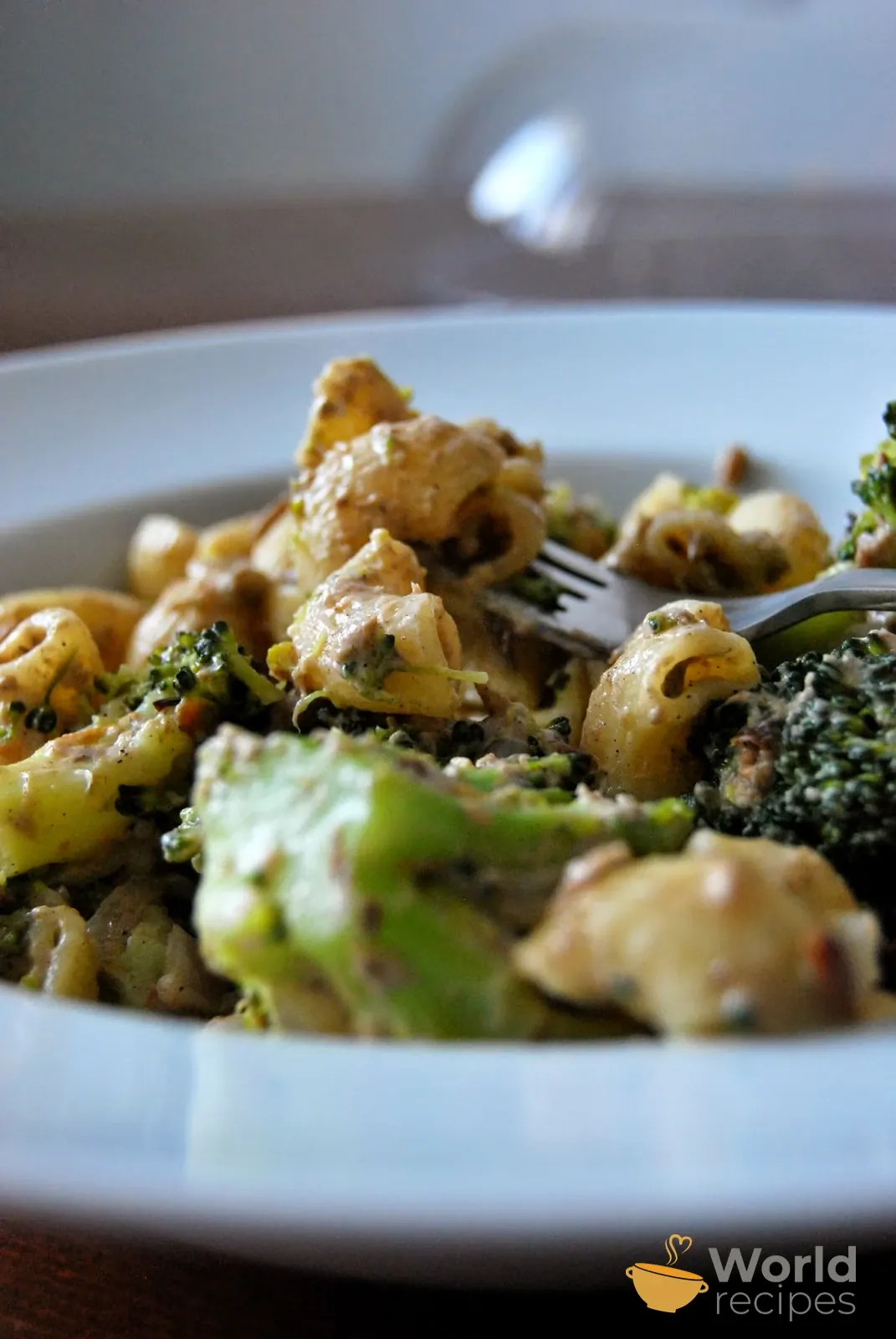 Makaron z tuńczykiem, brokułem i prażonym słonecznikiem