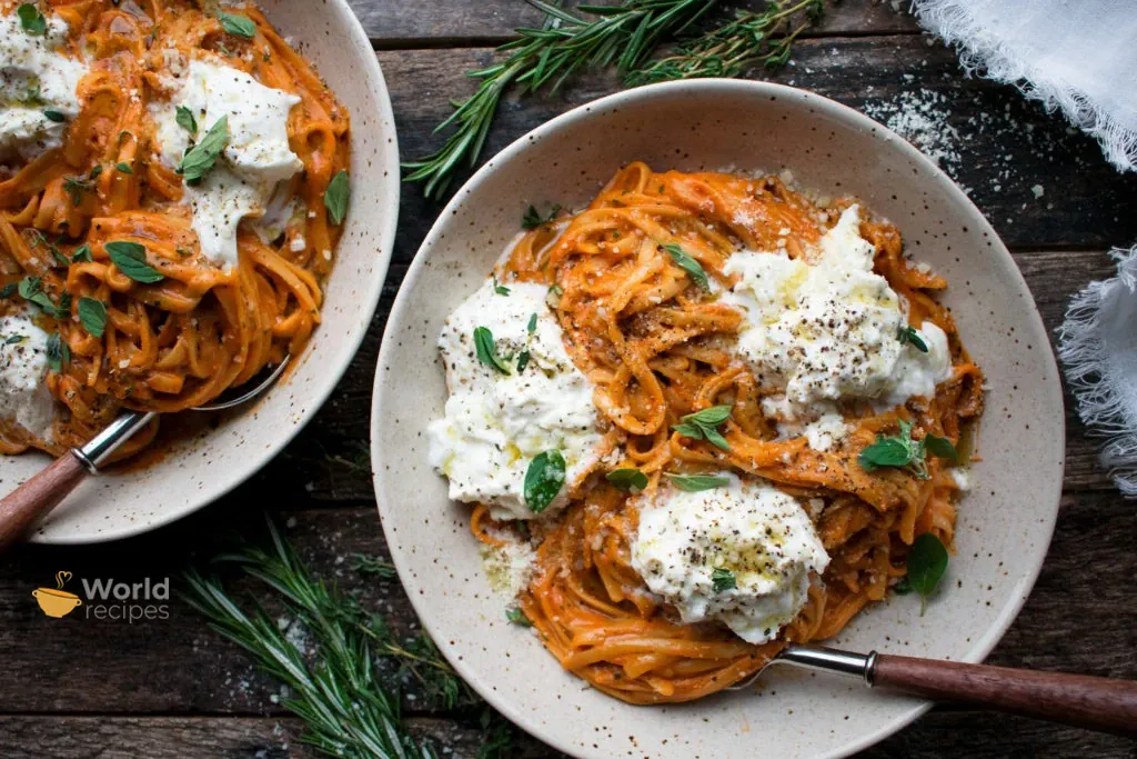 Pasta - Makaron z burratą i sosem pomidorowym