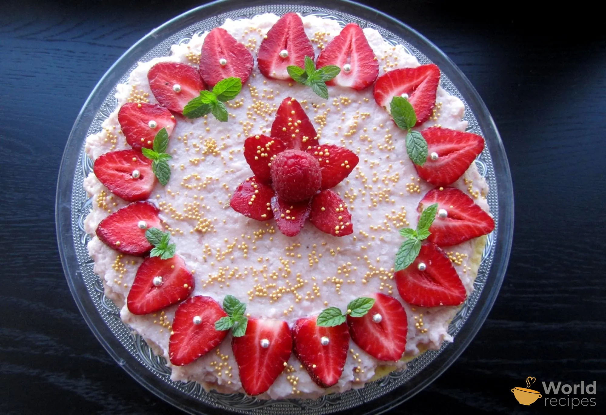 Neceptā zemeņu un piena krēma torte kaloriju skaitītājiem