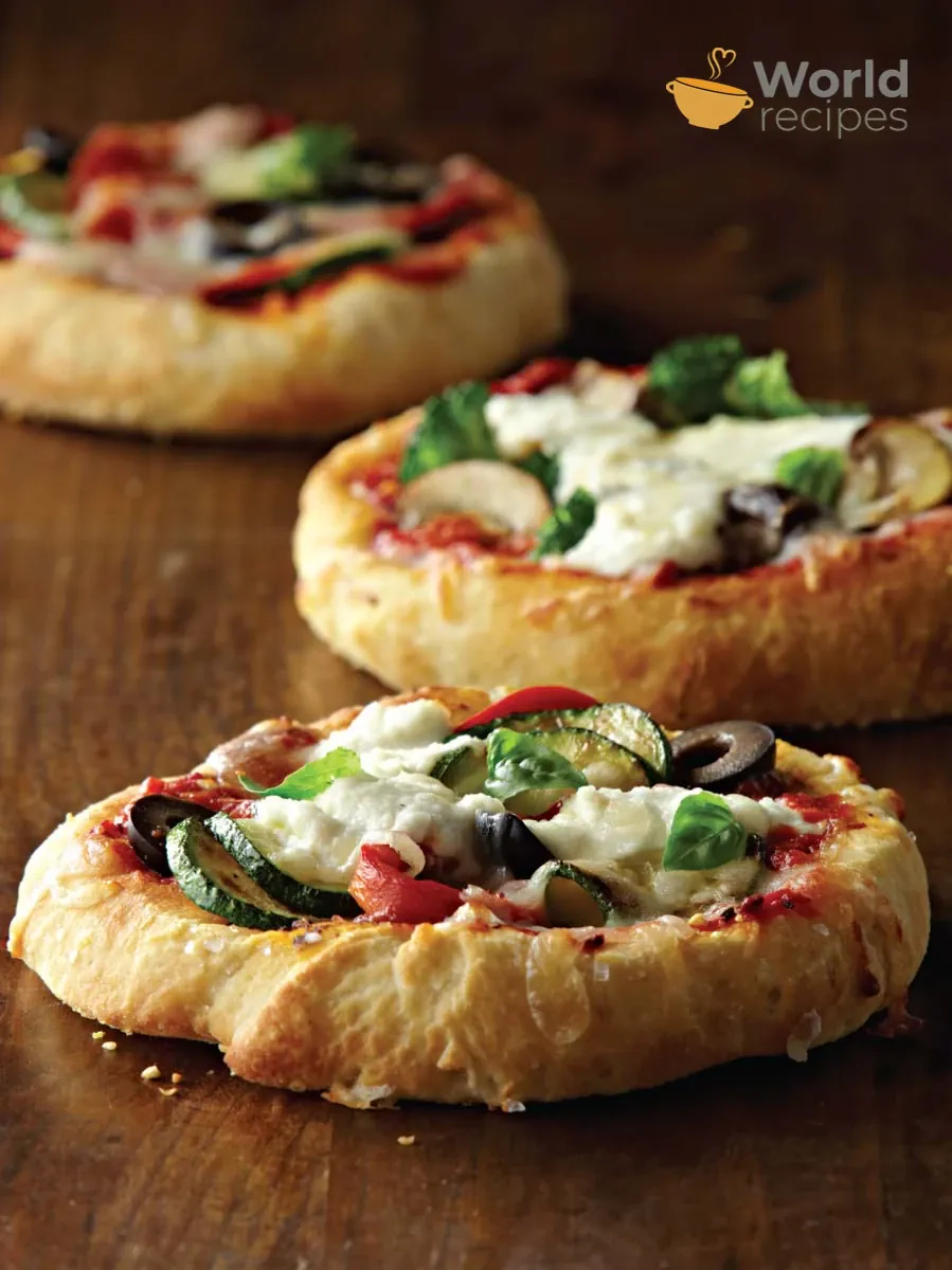 Mini pizze z ciasta francuskiego z mozzarellą