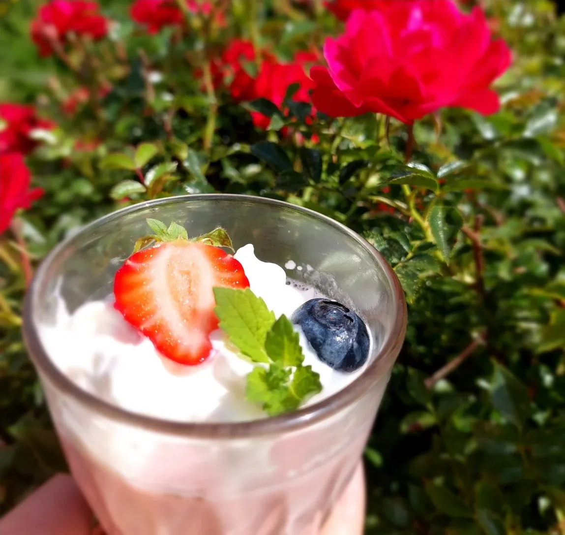 Braškinis desertas su kefyru