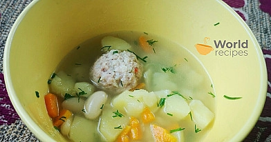 Frikadeļu zupa ar kartupeļiem un burkāniem