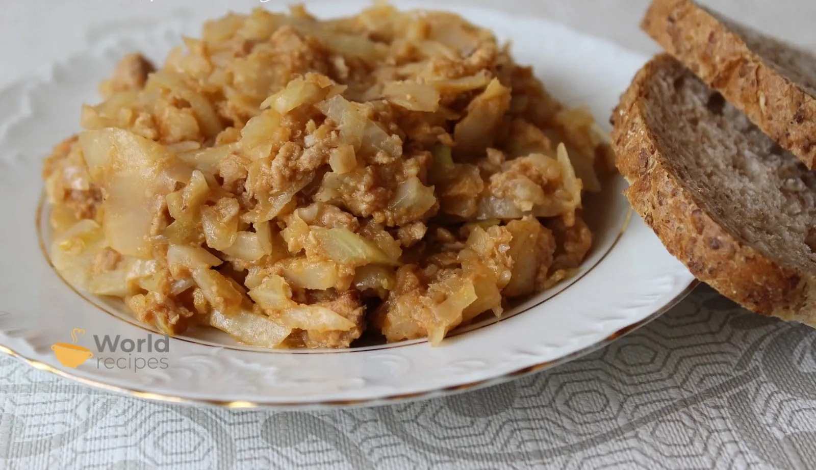 Bigos z młodej kapusty i mięsem mielonym